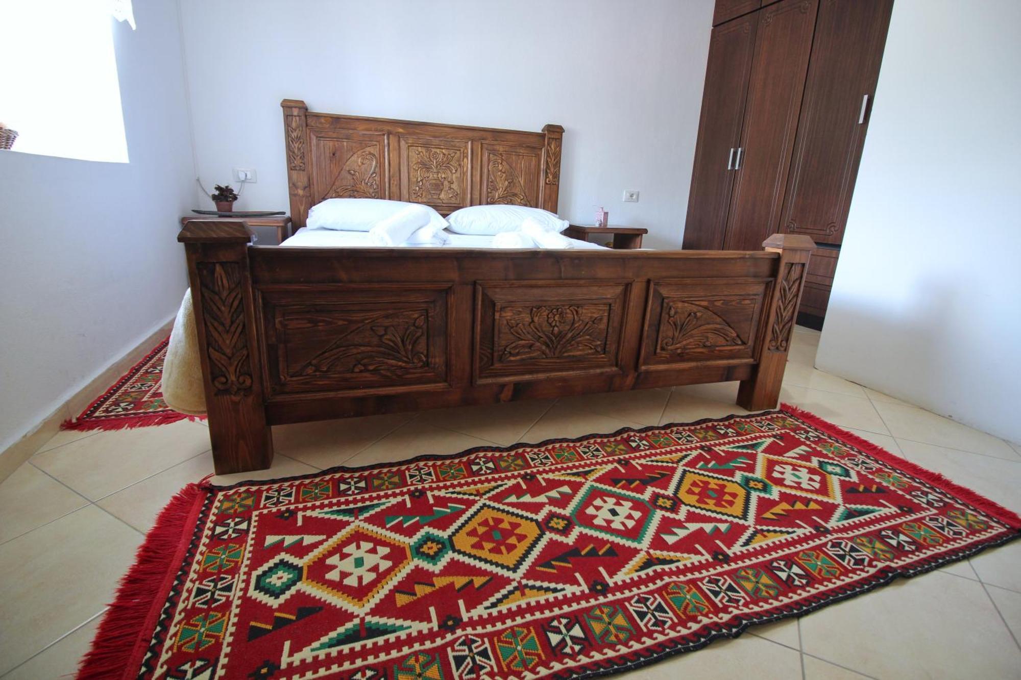 Guri Guesthouse Gjirokaster Exterior photo