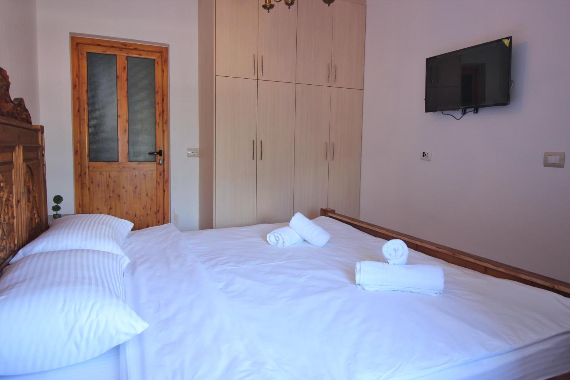 Guri Guesthouse Gjirokaster Exterior photo